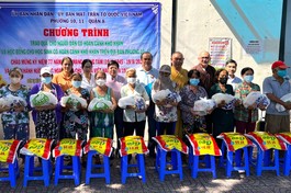 Trao quà đến người dân có hoàn cảnh khó khăn tại phường 10, 11, quận 8, TP.HCM