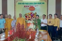 Bà Võ Thị Minh Sinh cùng các thành viên của đoàn tặng hoa chúc mừng Đại lễ Vu lan đến Ban Trị sự GHPGVN tỉnh Nghệ An