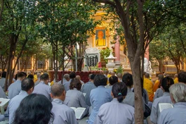 Tăng Ni, Phật tử bên bảo tháp Phù Thi