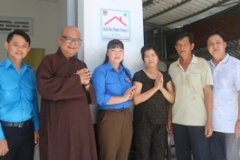 Nhóm Phật tử từ thiện Nguyên Quang bàn giao 2 nhà nhân ái tại huyện Châu Thành, Đồng Tháp