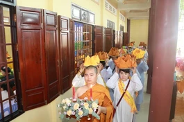 Phật tử tịnh xá Ngọc Chiếu nhiễu pháp y