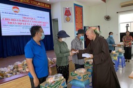 Các tự viện ở quận Bình Thạnh trao quà từ thiện nhân mùa Vu lan - Báo hiếu