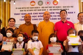 Chư tôn đức quận 8 trao quà đến các em học sinh