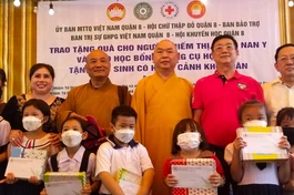 Chư tôn đức quận 8 trao quà đến các em học sinh