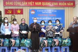 Đại đức Thích Nhuận Từ trao quà đến đại diện các hộ gia đình