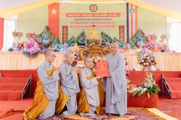 Ni sư Thích Đàm Hòa, Phó ban Trị sự GHPGVN tỉnh Thanh Hóa trao quyết định bổ nhiệm trụ trì chùa Phúc Viên đến Sư cô Thích nữ Lệ Chí