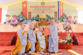 Ni sư Thích Đàm Hòa, Phó ban Trị sự GHPGVN tỉnh Thanh Hóa trao quyết định bổ nhiệm trụ trì chùa Phúc Viên đến Sư cô Thích nữ Lệ Chí