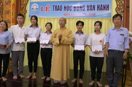 Trao học bổng, tặng quà cho các em học sinh trước thềm năm học mới 