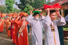 Phật tử nhiễu y cúng dường