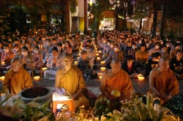 Chư Tăng, Phật tử tịnh xá Lộc Uyển thắp hoa đăng mặc niệm