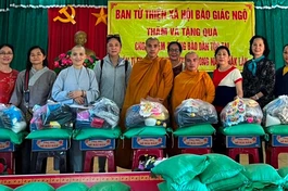 Chư Tăng Ni Ban Từ thiện - Xã hội báo Giác Ngộ cùng các mạnh thường quân trong chuyến từ thiện tại Đắk Lắk