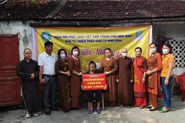 Ban Từ thiện - Xã hội Phật giáo TP.Ninh Bình trao tiền hỗ trợ bệnh nhân mắc bệnh hiểm nghèo
