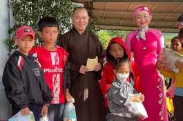 Chùa Hòa Khánh trao quà đến các em học sinh có hoàn cảnh khó khăn