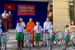 Trao tặng xe đạp cho các em học sinh Trường Tiểu học Tập Sơn