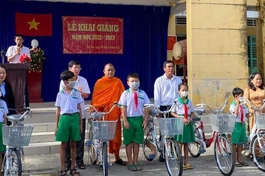Trao tặng xe đạp cho các em học sinh Trường Tiểu học Tập Sơn