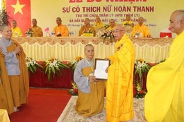 Hòa thượng Thích Thiện Tấn trao quyết định bổ nhiệm trụ trì chùa Trâm Lý