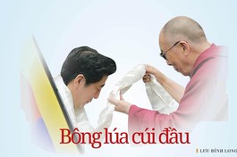 Ông Shinzo Abe lúc đương nhiệm Thủ tướng Nhật Bản đón nhận khăn chúc phúc từ Đức Dalai Lama 