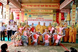 Trao quyết định, tặng hoa đến chư Tăng Ni tân trụ trì