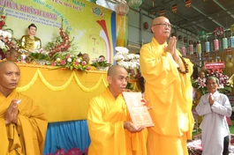 Đại đức Thích Thông Huy trao quyết định bổ nhiệm trụ trì chùa Khánh Long đến Đại đức Thích Giác Trí