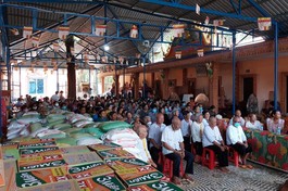 Trà Vinh: Chùa Ktưng tặng quà cho bà con khó khăn