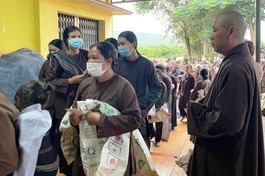 Chùa Linh Châu tặng quà người dân có hoàn cảnh khó khăn tại tỉnh Lâm Đồng