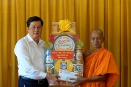 Lãnh đạo TP.Cần Thơ chúc mừng, tặng quà các chùa nhân dịp lễ Sene Đônta