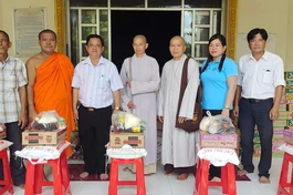 Trà Vinh: Chùa Pray Vo tặng quà đến bà con khó khăn tại xã Ngọc Biên, huyện Trà Cú