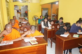 Lớp học chữ Khmer cho Phật tử và các sư tại chùa Tông Kim Quang - Ảnh: Như Danh