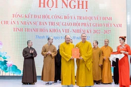 Thượng tọa Thích Tâm Đức trao quyết định chuẩn y nhân sự đến các thành viên Ban Trị sự GHPGVN tỉnh Thanh Hóa nhiệm kỳ 2022-2027