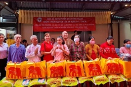 Tịnh xá Ngọc Duyên tặng 155 suất quà cho người mù huyện Hồng Ngự, Đồng Tháp