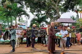 Đại đức Thích Quảng Phước tặng quà cho Phật tử đồng bào