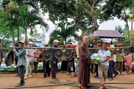 Đại đức Thích Quảng Phước tặng quà cho Phật tử đồng bào