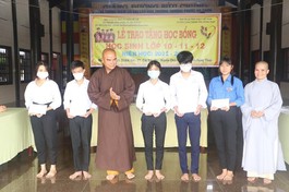 Đồng Tháp: Ban Trị sự GHPGVN huyện Châu Thành trao học bổng cho các em học sinh nghèo hiếu học