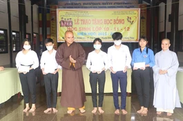 Đồng Tháp: Ban Trị sự GHPGVN huyện Châu Thành trao học bổng cho các em học sinh nghèo hiếu học