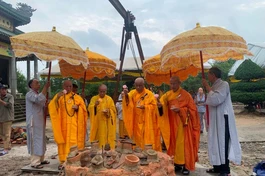 Chư tôn đức thực hiện nghi thức sái tịnh