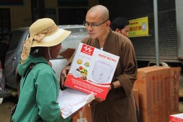 Chùa Đức Hậu cứu trợ bà con vùng lũ huyện Kỳ Sơn