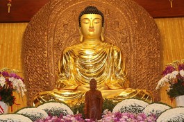 Tôn tượng Đức Phật Thích Ca được an vị tại chánh điện chùa Hoa Lâm