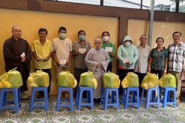 Chùa Đại Hạnh tặng quà người dân có hoàn cảnh khó khăn tại địa phương