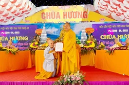 Thượng tọa Thích Thọ Lạc trao quyết định bổ nhiệm trụ trì chùa Hương đến Sư cô Thích nữ Huệ Tịnh