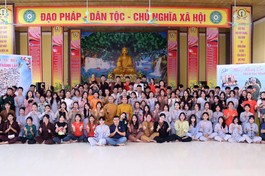 Các thành viên Câu lạc bộ Thanh niên Phật tử chùa Chí Linh chụp ảnh lưu niệm 