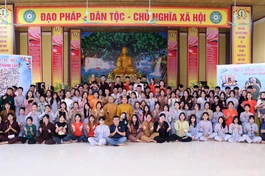 Các thành viên Câu lạc bộ Thanh niên Phật tử chùa Chí Linh chụp ảnh lưu niệm 