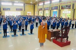 Các em tập lạy Phật