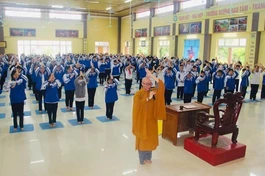 Các em tập lạy Phật