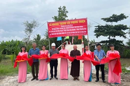 Cắt băng khánh thành cầu Phước Thiện tại ấp Mười Hùng, xã Vĩnh Tuy, huyện Gò Quao, Kiên Giang