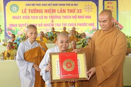 Thượng tọa Thích Tĩnh Triệt, Phó ban Thường trực Ban Trị sự GHPGVN tỉnh Đồng Tháp trao quyết định bổ nhiệm trụ trì chùa Phước Huệ đến Ni sư Thích nữ Như Huệ