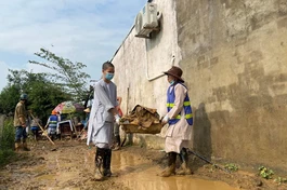 Dọn bùn để khai thông các tuyến đường đi lại