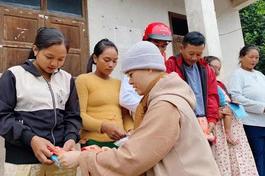 Chư Tăng Ni, Phật tử trao nhiều suất quà đến người bị thiệt hại do mưa lũ