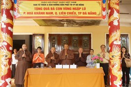 Phật giáo Đà Nẵng tặng quà, chia sẻ khó khăn cùng bà con bị lũ lụt