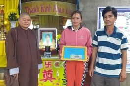 Bình Thuận: Ban Từ thiện - Xã hội Phật giáo huyện Tánh Linh tặng quà gia đình khó khăn