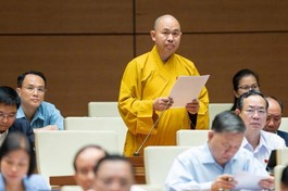 Thượng tọa Thích Đức Thiện phát biểu tại Kỳ họp thứ 4, Quốc hội khoá XV vào sáng 28-10 - Ảnh: Quốc hội